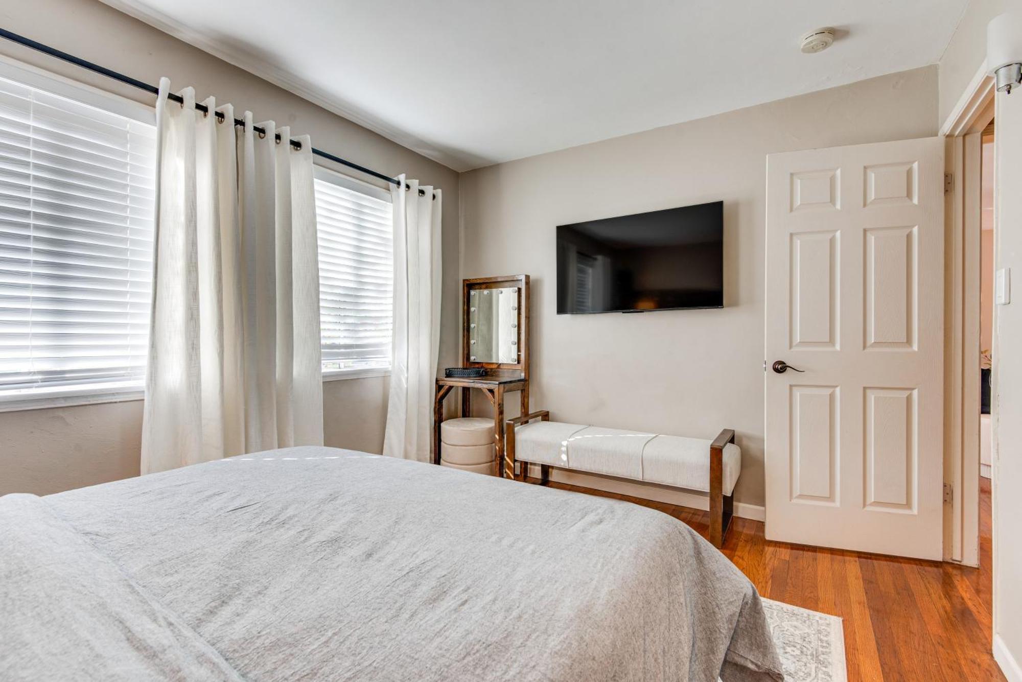 Centrally Located Duplex Near Hollywood!