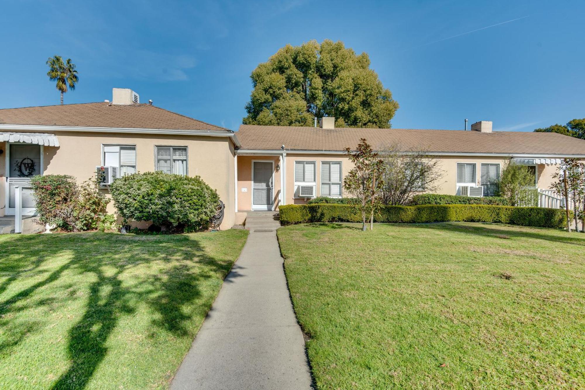 Centrally Located Duplex Near Hollywood!