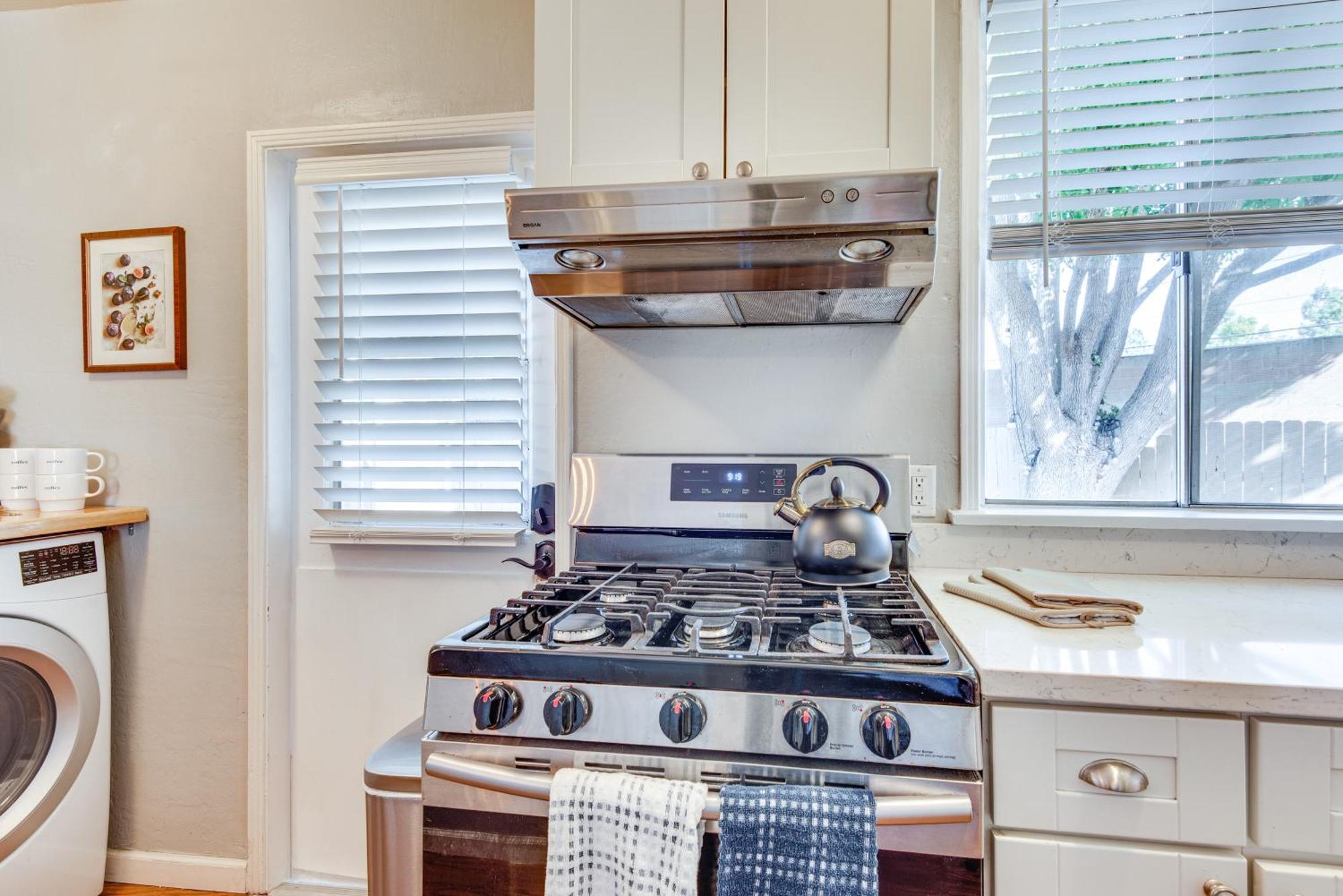 Centrally Located Duplex Near Hollywood! Holiday home